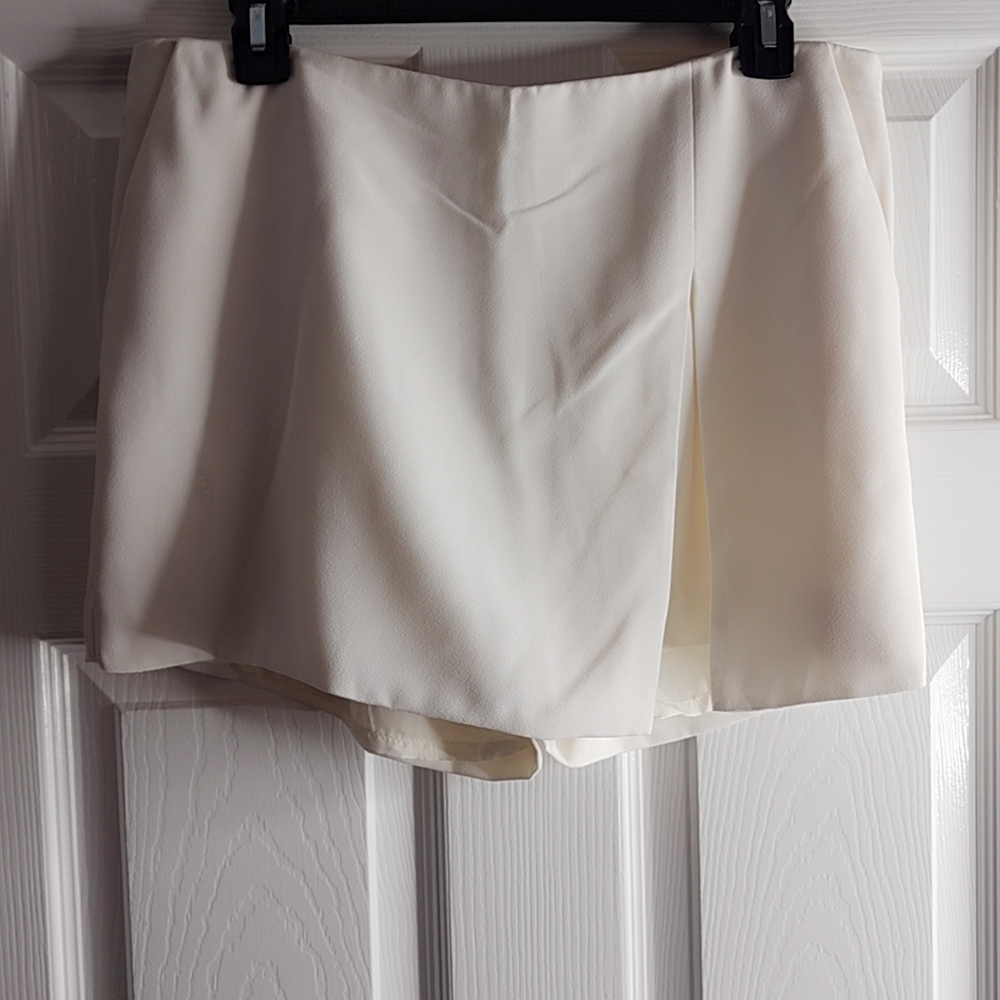Express Cream Women's Skorts
